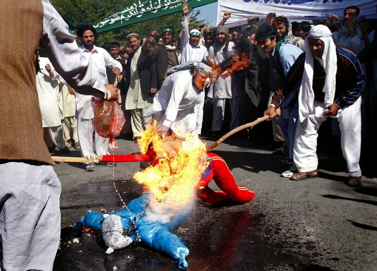 Demonstranter. Vreden bobler over i Afghanistan efter en amerikansk præst har brændt et eksemplar af Koranen. Her i Jalalabad, hvor demonstranter i dag satte ild til dukker, der lignede præsident Obama. 