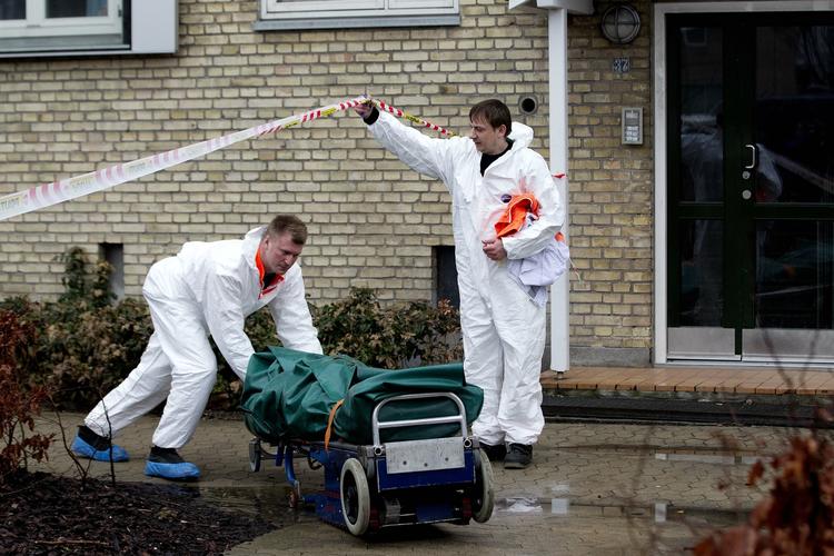 Offer. Liget af den 19-årige køres væk, efter at han blev skudt i nat i en ejendom på Folehaven i Valby. 