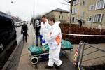 Skudt. Liget af en 19-årig mand køres væk, efter at han i nat blev skudt og dræbt i en lejlighed i Folehaven i Valby. 