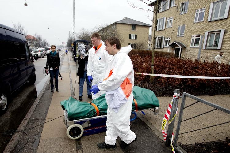 Skudt. Liget af en 19-årig mand køres væk, efter at han i nat blev skudt og dræbt i en lejlighed i Folehaven i Valby. 