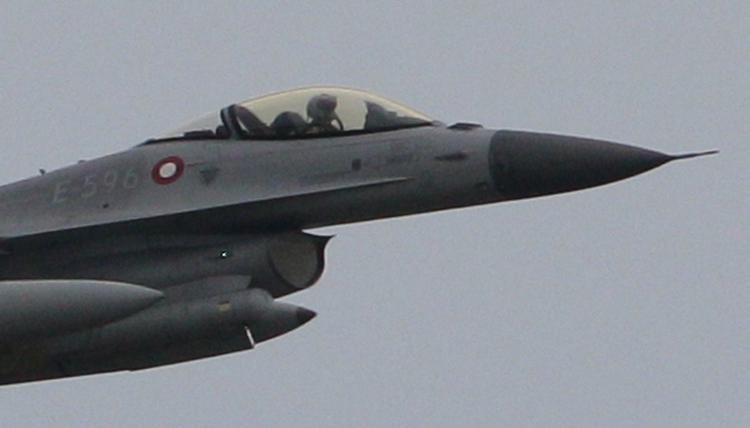 Bombetogt. Danmark deltager med seks F16-jagerfly i bombningerne over Libyen. Her ses et af dem lette fra Sicilien ved et togt for nogle dage siden. 