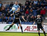 synderen. Et hovedstød fra få meter fra Mikkel Beckmann (i blåt) endte i favnen på Nathan Coe. 