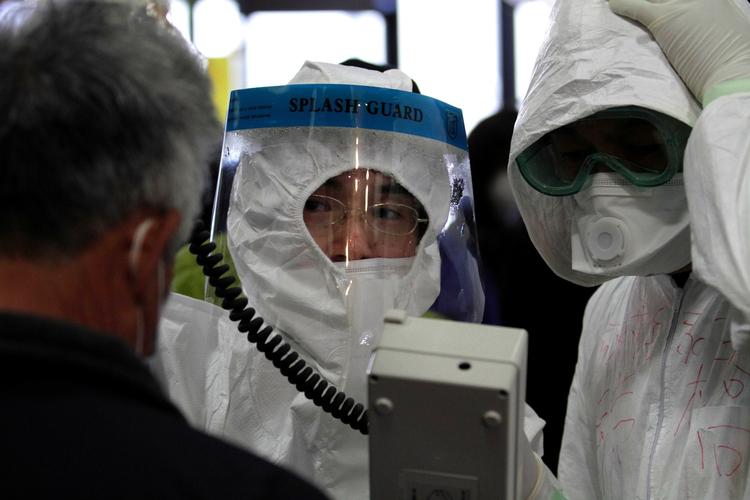 Ulykke. Klædt i beskyttelsesdragter måler arbejdere strålingen ved Fukushima-værket i Japan. 