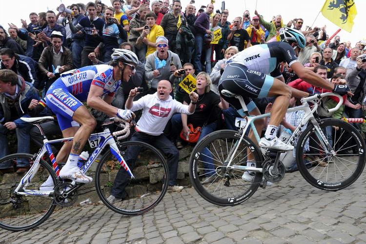 afgørelsen. De kom sammen til mål, men til sidst sejrede Nick Nuyens (th.) foran Fabian Cancellara (tv.). 