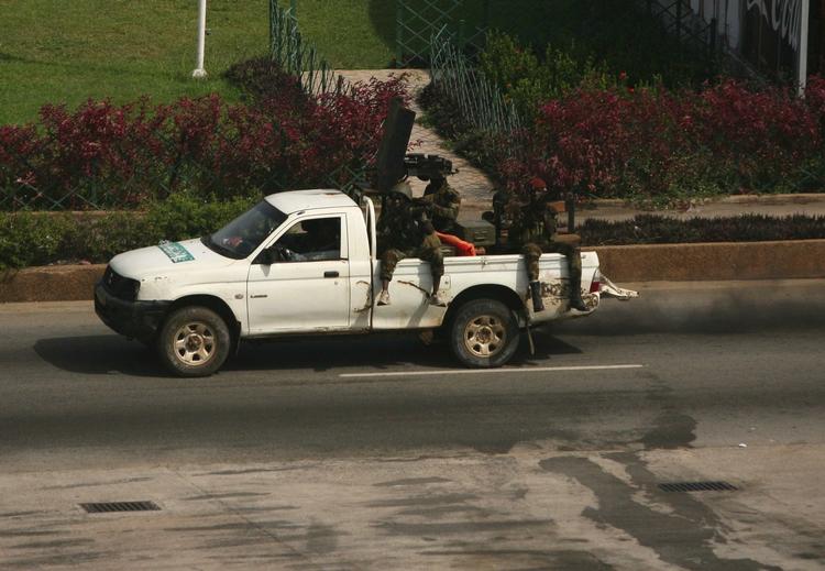 Opsyn. Soldater, der er loyale overfor Laurent Gbagbo patruljerer i den centrale del af Abidjan. 