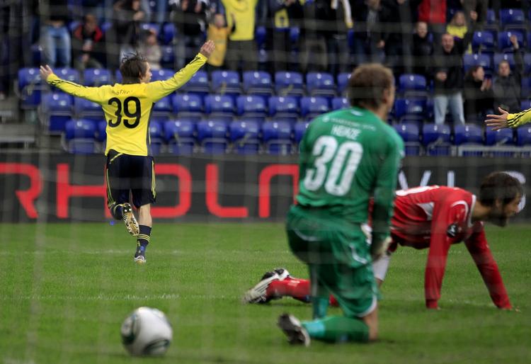 1-0. Med sit første Superligamål bragte Mathias Gehrt Brøndby på 1-0 efter fem minutter. 