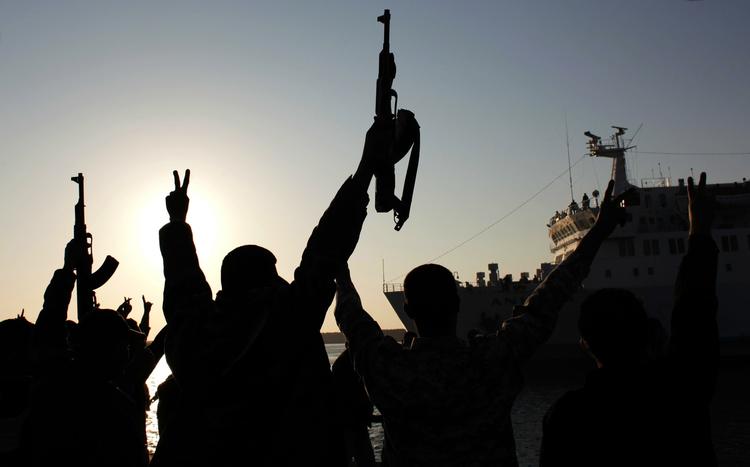 Oprørerne. Libyske oprørere viser 'v'-tegn og råber kampråb som velkomst til 250 sårede kammerater, der er fragtet til Benghazi fra Misrati ombord på det tyrkiske skib 'Ankera'. 