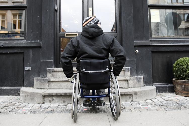 Økonomi. Der er ikke penge nok i kommunerne til at holde niveauet for både skoler, ældre og handikappede 