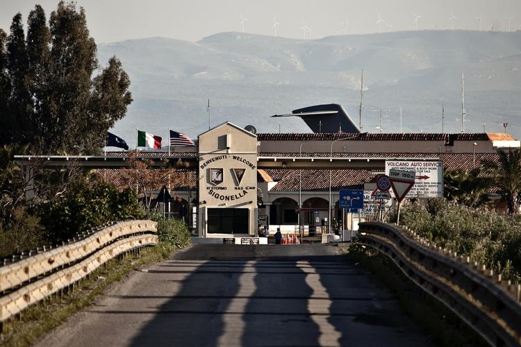 Italien. Den militære flybase, hvorfra bl.a. de danske F16 fly opererer fra. Her ses indgagen til basen. Det er et transportfly i baggrunden. 