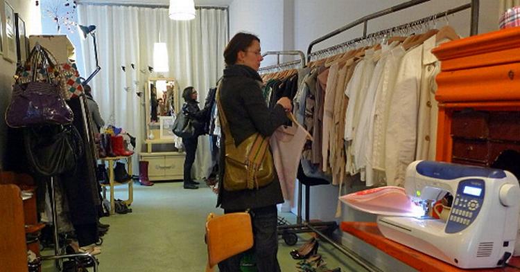 Der syes flittigt på det gamle tøj, der bliver til nyt i butikken Soeur. 