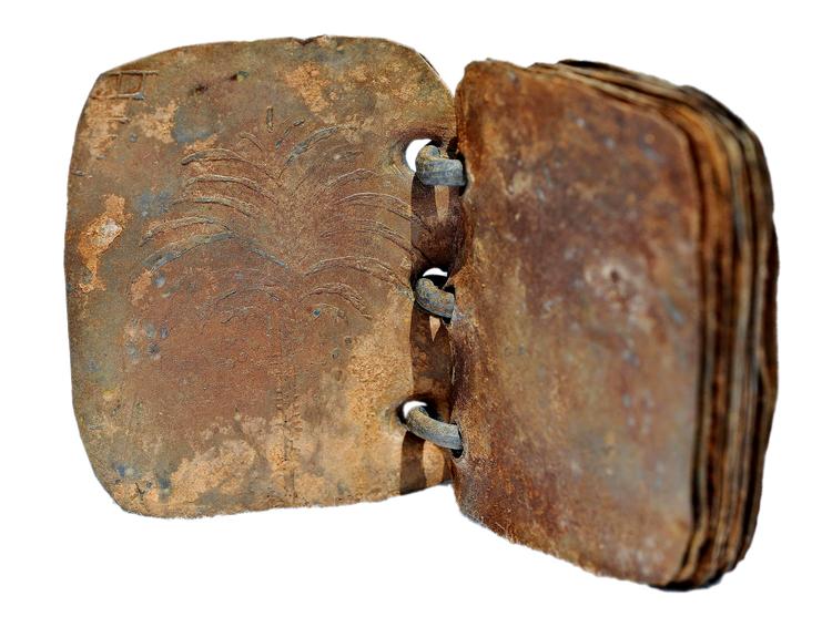 Blyblade. Et af de ældste og bedst bevarede litterære fund er blevet gjort i Jordan. Flere eksperter hævder, at bøgerne kan være 2.000 år gamle, mens andre betvivler, at blybøgerne ville have kunnet holde i så mange år. 
