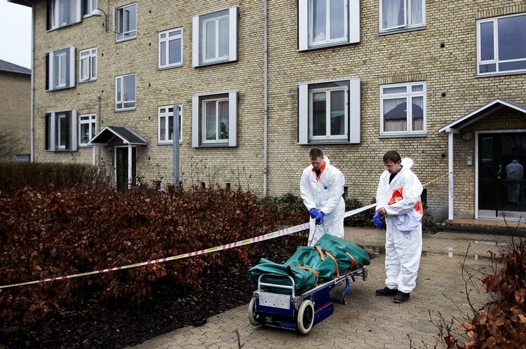 DRAB. Offeret føres væk fra gerningsstedet. 