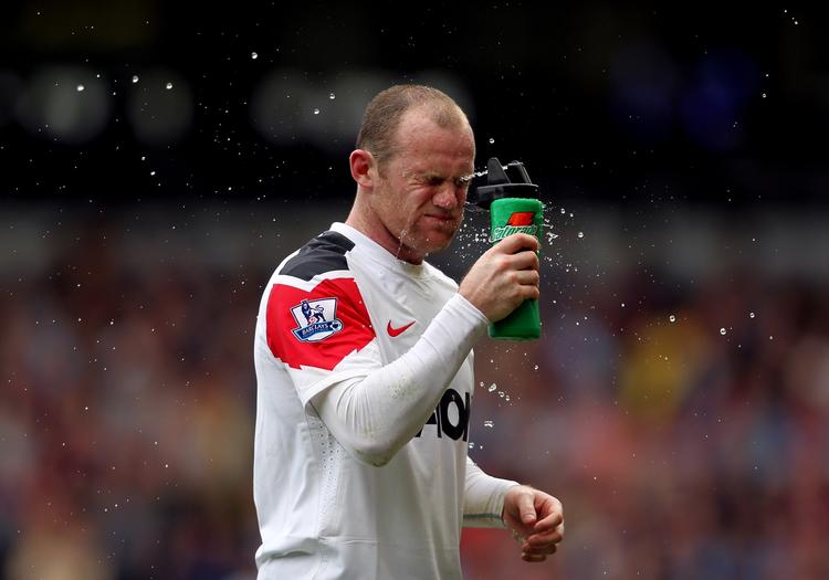 HATTRICK-HELT. Wayne Rooney var kampens store oplevelse hos Manchester United i weekenden. Nu bliver han måske straffet for sin optræden. 