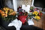 Farvel. Blomster og hilsener fra venner ligger foran den dræbte 19-åriges opgang. 