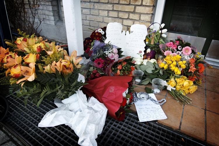Farvel. Blomster og hilsener fra venner ligger foran den dræbte 19-åriges opgang. 