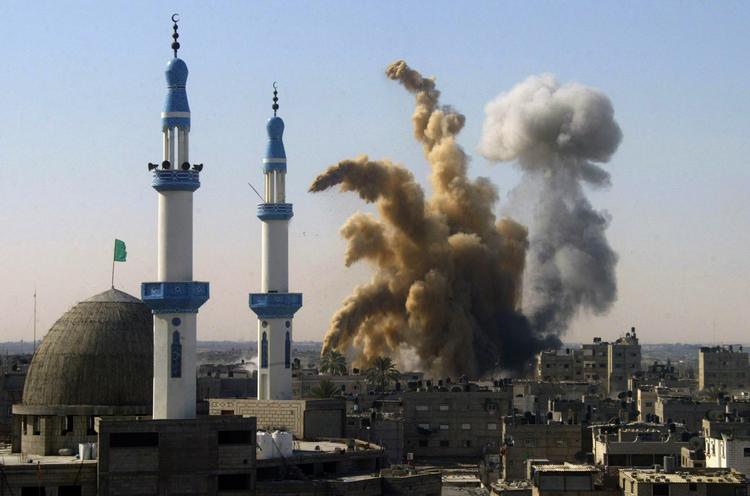 BESKYDNING. Nytårskrigen mellem Gaza og Israel blev indledt med bombe- og raketbeskydning af det Hamas-kontrollerede område, inden det israelske forsvar trængte ind i Gaza. Arkivfoto. 