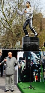 Malplaceret. Statuen af Michael Jackson skulle oprindelig have stået i Londons eksklusive shoppingcentrum, men er i stedet blevet rejst ved et fodboldstadion i Sydlondon. 