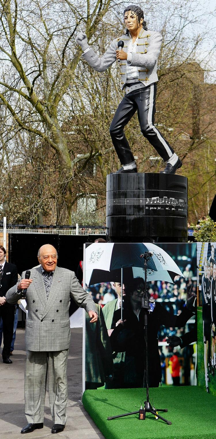 Malplaceret. Statuen af Michael Jackson skulle oprindelig have stået i Londons eksklusive shoppingcentrum, men er i stedet blevet rejst ved et fodboldstadion i Sydlondon. 