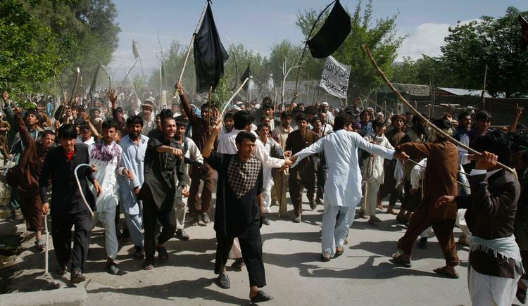 Optøjer. Unge afghanere demonstrerer mod koranafbrændinger. 