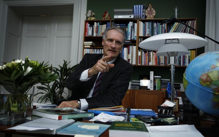 Arrogance. VK-regeringen nægter at gøre noget ved luftforureningen i de store byer. Sundhedsminister Bertel Haarder sagde forleden, at hans råd er, at Københavnerne uanset luftforureningen trækker frisk luft omkring søerne.Arrogance. VK-regeringen nægter at gøre noget ved luftforureningen i de store byer. Sundhedsminister Bertel Haarder sagde forleden, at hans råd er, at Københavnerne uanset luftforureningen trækker frisk luft omkring søerne. 