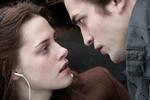 Lækage. De billeder der er lækket fra den kommende Twillight-film, er intime billeder af Bella og Edward liggende på en seng 