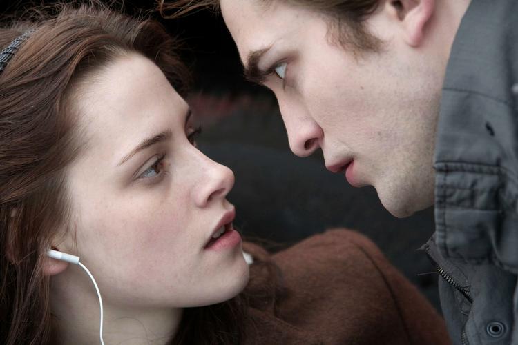 Lækage. De billeder der er lækket fra den kommende Twillight-film, er intime billeder af Bella og Edward liggende på en seng 