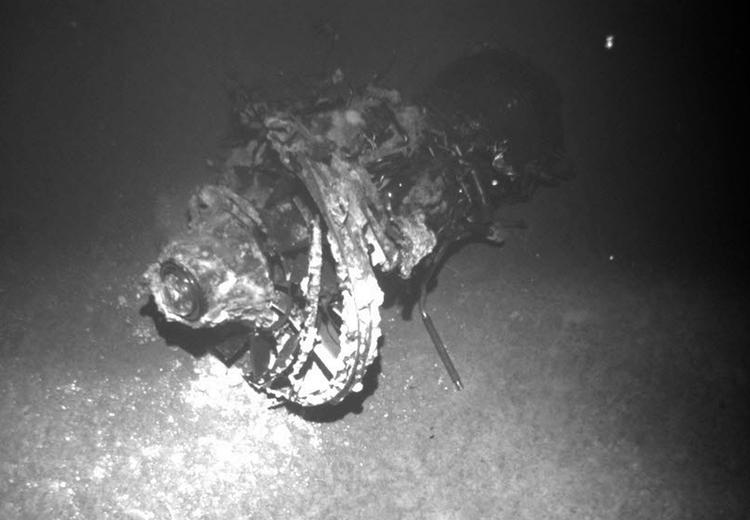 Alle om bord på flyet blev dræbt, og flystyrtet kostede således 228 personer livet. Her en motordel på havet bund. 
