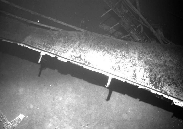 De franske myndigheder vil gerne finde flyets sorte boks, der indeholder de tekniske data, som kan løfte sløret for, hvorfor flyet endte i havet. 