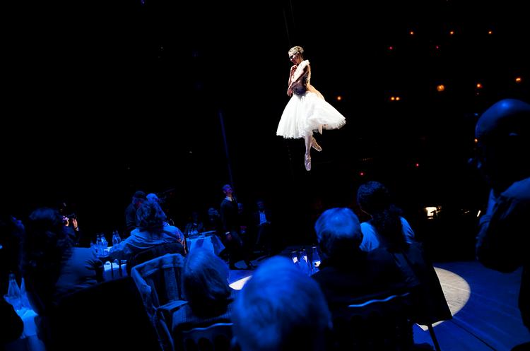 Flyvende. Da Det Kongelige Teater præsenterede den kommende sæson, lod man en ballerina svæve over publikum. 