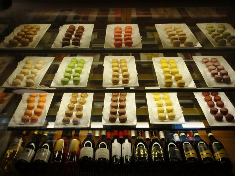 IT-kage. Et nyåbnet fransk konditori bruger små pastelfarvede kager som trækplaster og kalder dem 'Les Macarons By Degas'. 