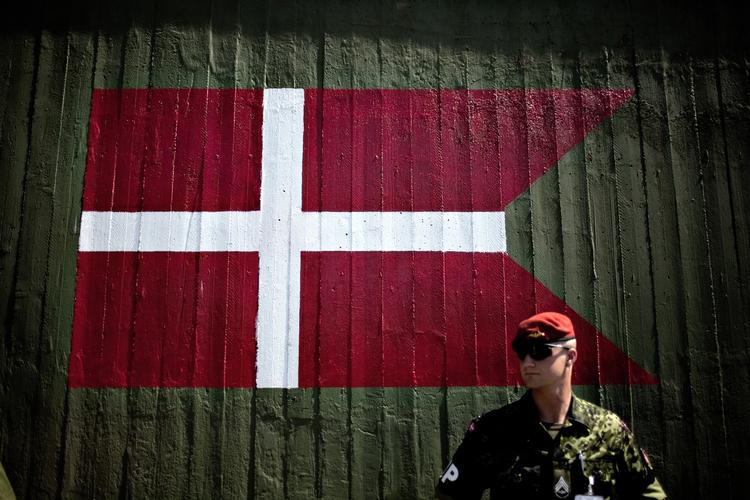 Sicilien. Den militære flybase Sigonella, hvorfra de danske F16 jagere flyver ind over Libyen. Her er det en MP'er i den danske base. 