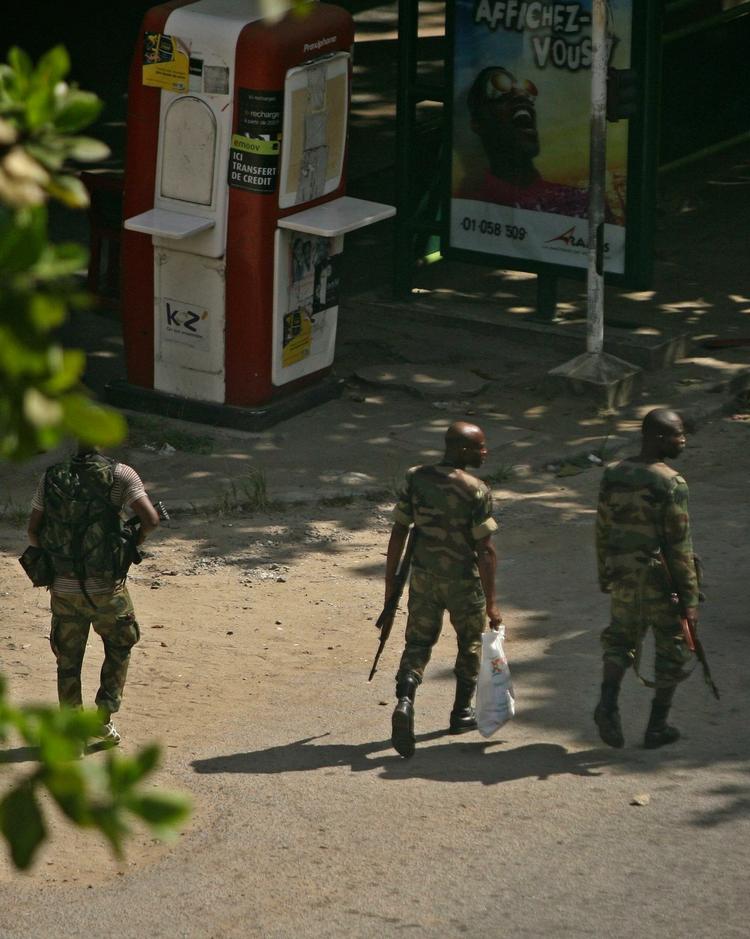 OPGØR. Ifølge Reuters er der igen her til morgen store kampe i Elfenbenskystens største by, Abidjan. Billedet viser uidentificerede soldater i byen. 