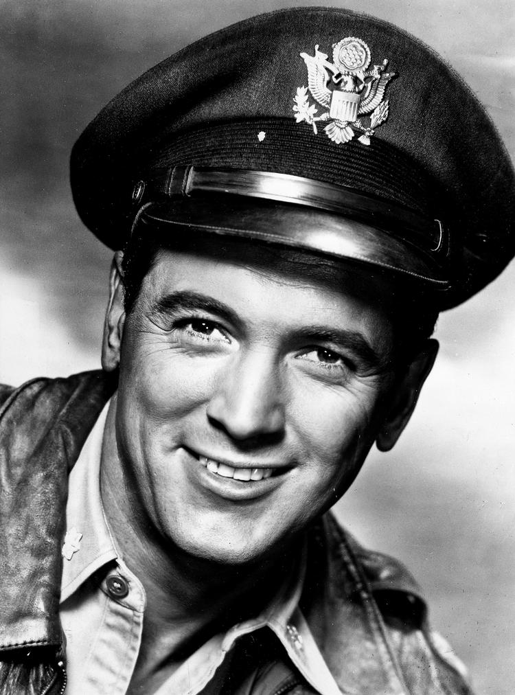 Rock Hudson. Det skal ikke afsløres her, hvorfor Thorstein Thomsen bruger den amerikanske skuespillers navn i titlen på sin nye roman. Men Hudson medvirkede i flere af Sirks film - blandt andet 'Battle Hymn' fra 1957, hvor dette billede stammer fra.