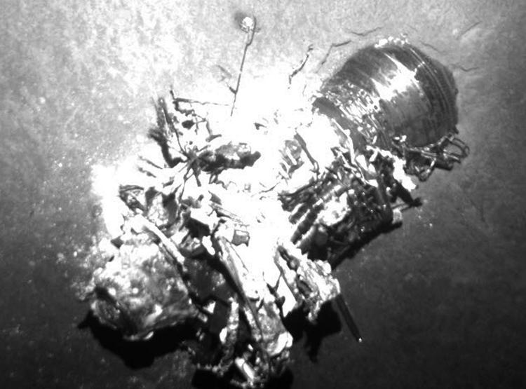 Undersøiske robotter har fundet lig, motordele og andre 'store dele' fra det Air France fly, der på mystisk vis styrtede ned i Atlanterhavet tilbage i 2009. Her en motordel. 