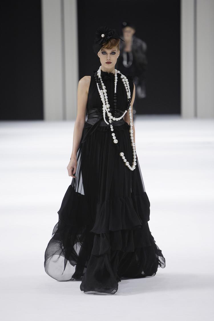 Mørke læber, dramatiske øjne og store perler hos Malene Birger. 