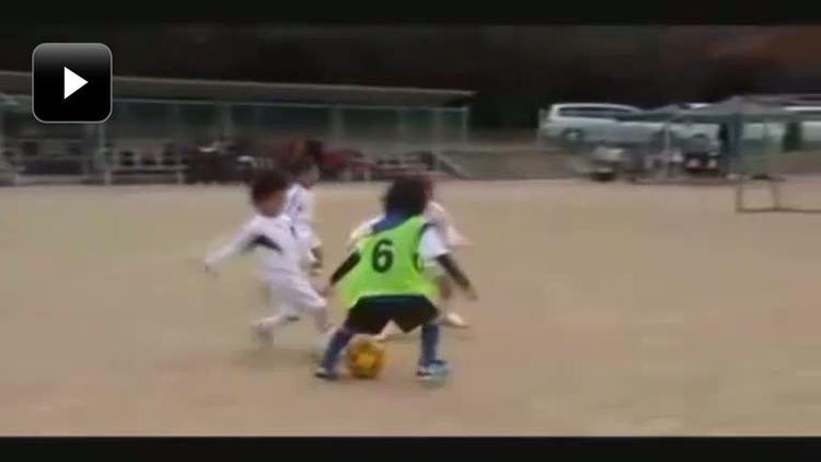 boldmagi. Den lille japanske dreng snører den ene modstander efter den anden med finurlige driblinger. Foto: Screendump fra video 