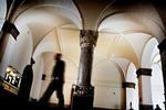 Korridorsnak. På Christiansborg er journalisterne tæt på politikere og spindoktorer, og det er ikke usædvanligt, at de får serveret en god historie 'uden for citat'. 