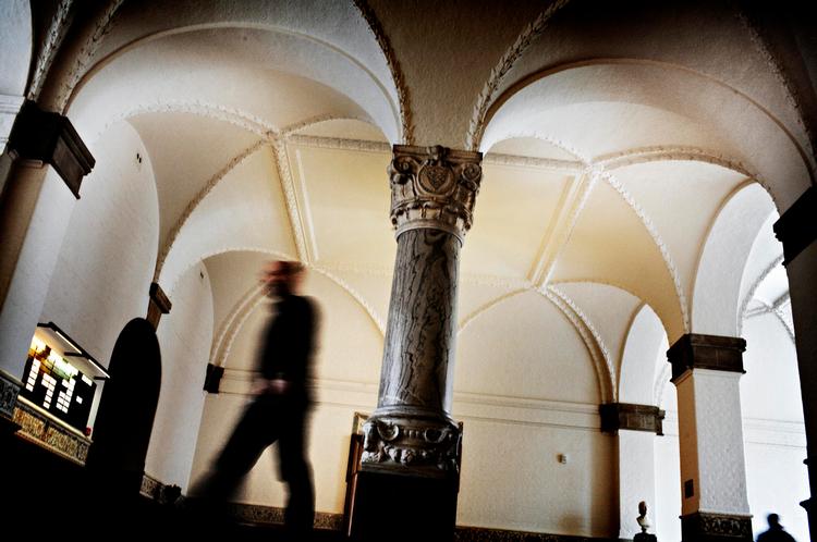 Korridorsnak. På Christiansborg er journalisterne tæt på politikere og spindoktorer, og det er ikke usædvanligt, at de får serveret en god historie 'uden for citat'. 
