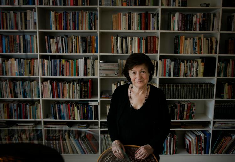 Anfægtet. Kirsten Thorups nyeste roman 'Tilfældets gud' er en rigdom af iagttagelser, af mødet mellem sort og hvid, af det multikulturelle London og af et menneske, der er så opslugt af sit arbejde, at hun ikke kan leve uden for kontoret. 