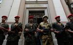 Beskyttelse. Egyptisk militær bevogter indgangen til den egyptiske børs. 