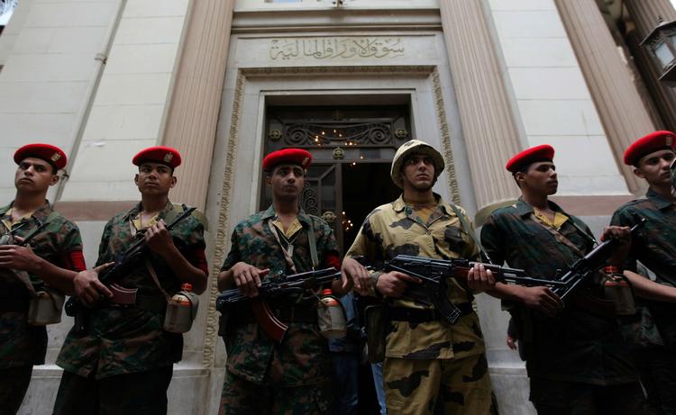 Beskyttelse. Egyptisk militær bevogter indgangen til den egyptiske børs. 