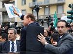 SILVIO. Berlusconi er involveret i fire retssager for tiden. Sidste mandag var han i retten i Milano anklaget for skattesvig. Her beskytter en sikkerhedsvagt hans ryg da han forlader retten, mens Berlusconi hilser på pressen. 