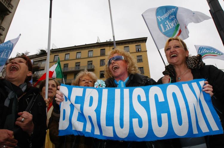 CHOK. Der er muligvis gode nyheder til Berlusconis støtter. Et flertal i parlamentet ønsker, at retssagen skal føres i parlamentet i stedet for i retten i Milano, og det kan udsætte retssagen. 