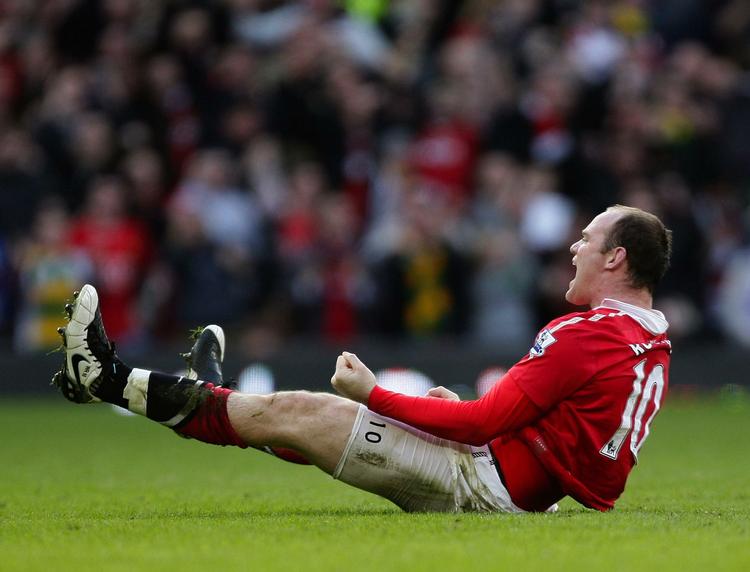 Kontroversiel. Wayne Rooneys sæson har været præget af yderligheder. Først ville han væk fra klubben, så scorede han et superbt saksesparksmål mod ærkerivalerne fra Manchester City og nu risikerer han tre dages karantæne efter et jubelbrøl i en kamp, hvor han scorede hattrick. Hvad bliver det næste..? 