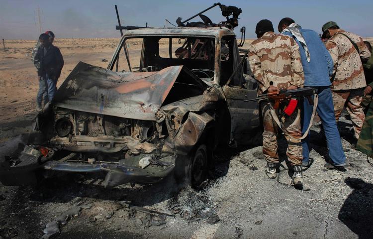 Ineffektive. Nato-styrker har her haft held med at ramme regeringsstyrkerne, men generelt gør de ikke deres arbejde godt nok, mener Libyens oprørere. 