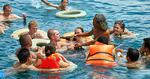 FERIEDRUK. En flydende bar i Nha Trang, Vietnam, serverer billige drinks til turister i baderinge. 