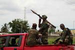 Slutspil? Styrker, der er loyale mod Alassane Ouattara bevogter en af indfaldsvejene til Abidjan. 