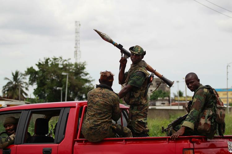 Slutspil? Styrker, der er loyale mod Alassane Ouattara bevogter en af indfaldsvejene til Abidjan. 