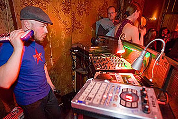 Clubbing_Berlin_web_Kaffee Burger