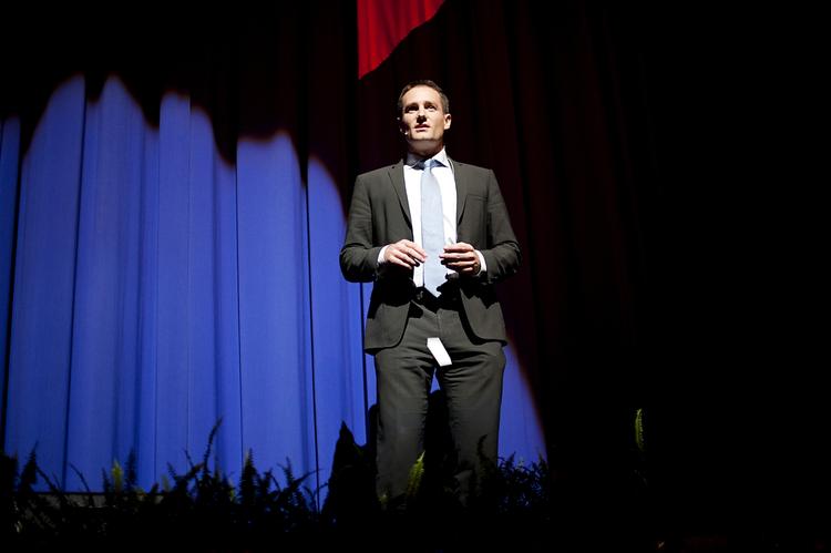 Skatteletter. Rasmus Jaslov på de konservatives landsmøde i Aalborg. I oktober skrev han et indlæg sammen med Lars Barfoed, hvor parret argumenterer for, at provenuet fra en droppet efterløn kan bruges til at finansiere skattelettelser. 